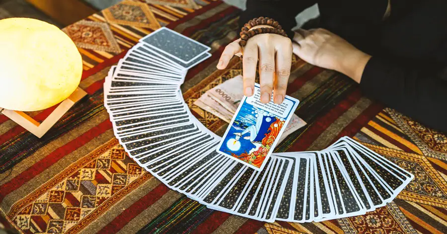 Последний выпуск ясновидящая лариса коваль. Ворожея фотосессия. Гадалка шарлатанка. Ясновидящая марина. Гадалка набережные челны.